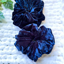 Load image into Gallery viewer, Velvet Texture Scrunchie
